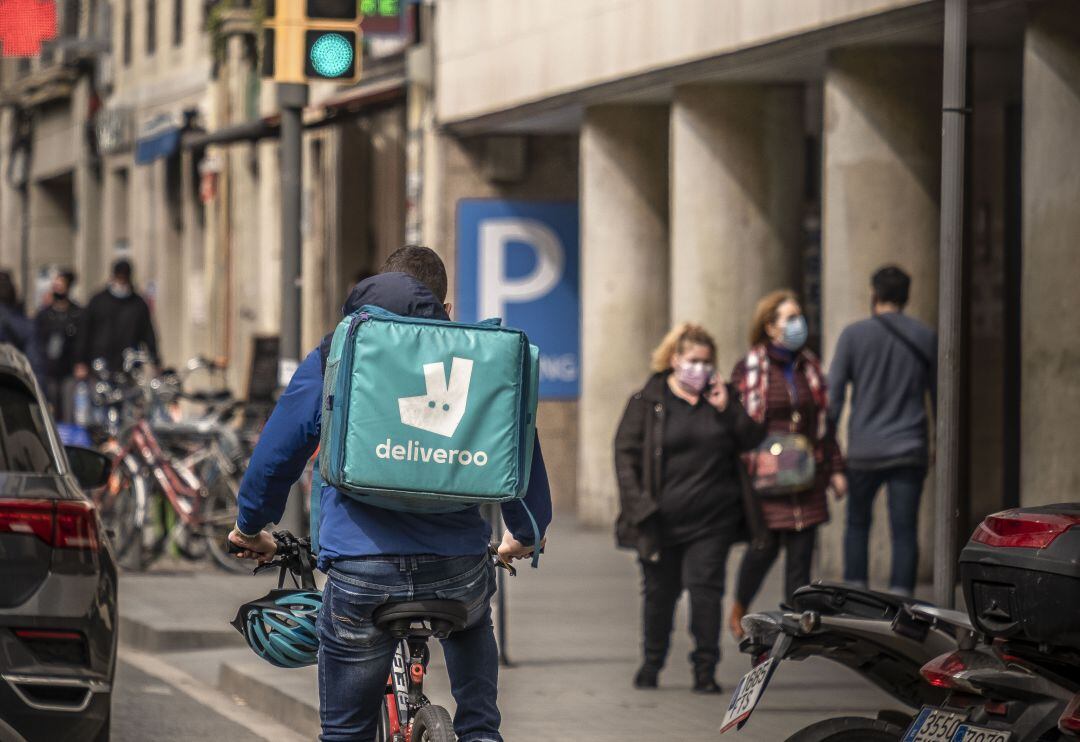 Un repartido de Deliveroo por las Ramblas de Barcelona. 