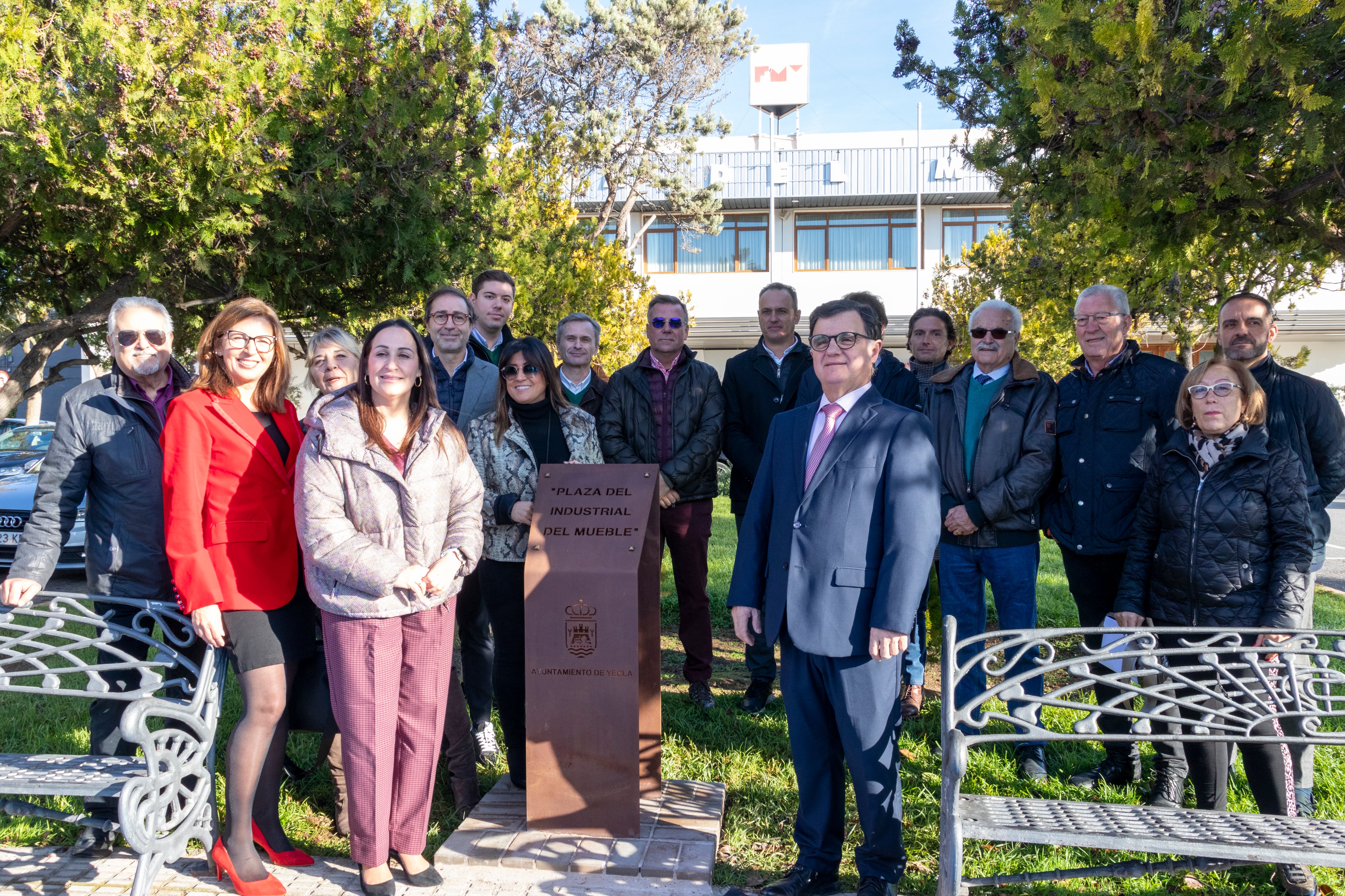 Momento del acto en el que se da nombre a la Plaza del Industrial del Mueble