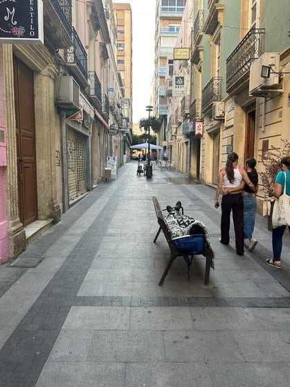 Almería Centro muestra su preocupación por la ocupación de casas y presencia de personas sin hogar en las calles.