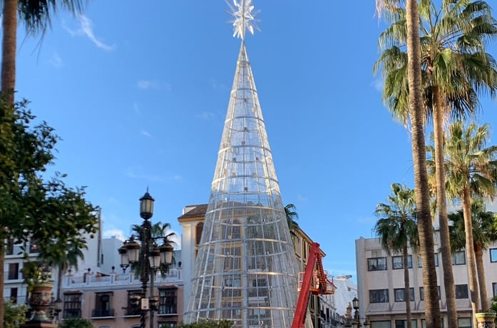 Tareas de montaje del árbol en la Plaza Alta