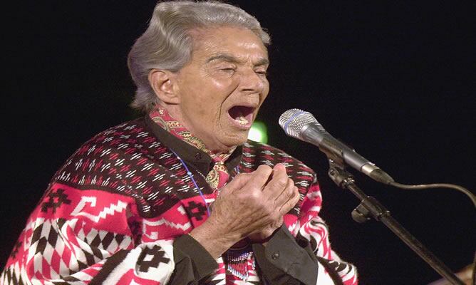 La cantante mexicana Chavela Vargas durante su interpretación en los jardines de la Huerta de San Vicente