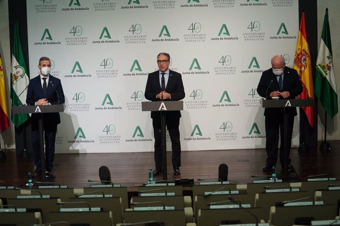 uan Bravo (i), Elías Bendodo (c.) y Jesús Aguirre (d.), este martes