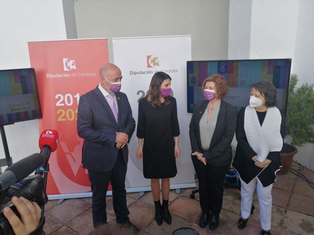 Irene Montero, junto al presidente de la Diputación, Antonio Ruiz, la diputada de Igualdad, Alba Doblas, y la subdelegada del gobierno, Rafi Valenzuela.