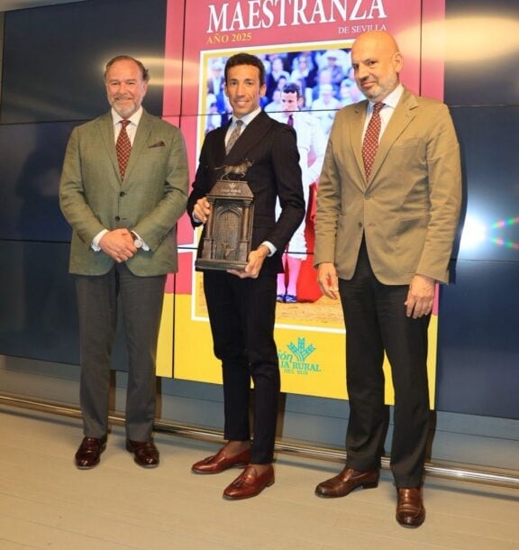 David de Miranda posa con su premio entre el presidente de caja Rural del Sur, José Luis García Palacios -a su derecha-, y el delegado municipal de Fiestas Mayores, Manuel Alés