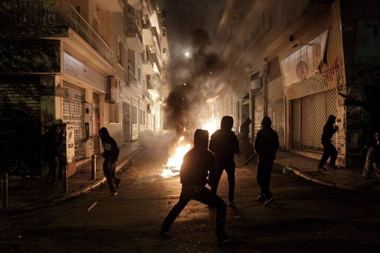 Los manifestantes se enfrentan a la policía en el aniversario de la muerte del joven Alexis Grigoropoulos.