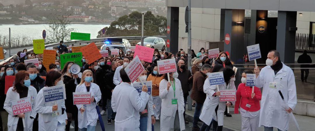 Los trabajadores de urgencias del CHUAC se concentran una semana más