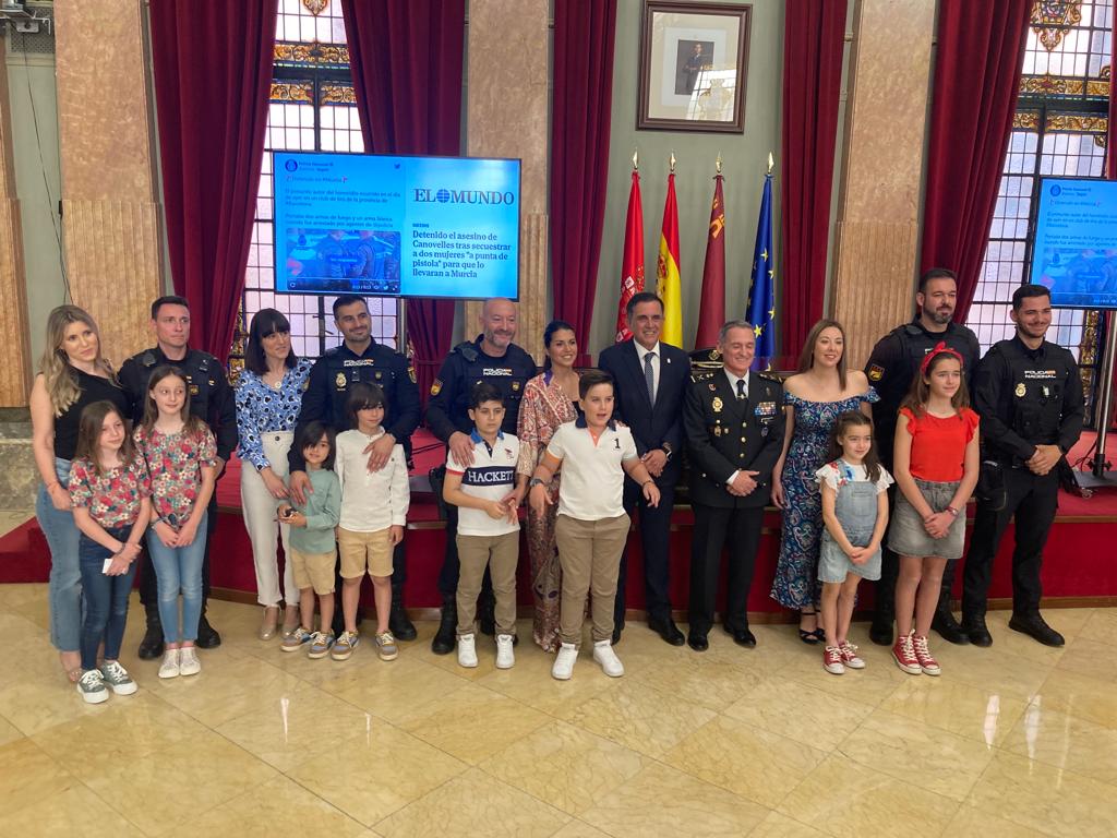 Los agentes de la Policía Nacional posan con sus familiares