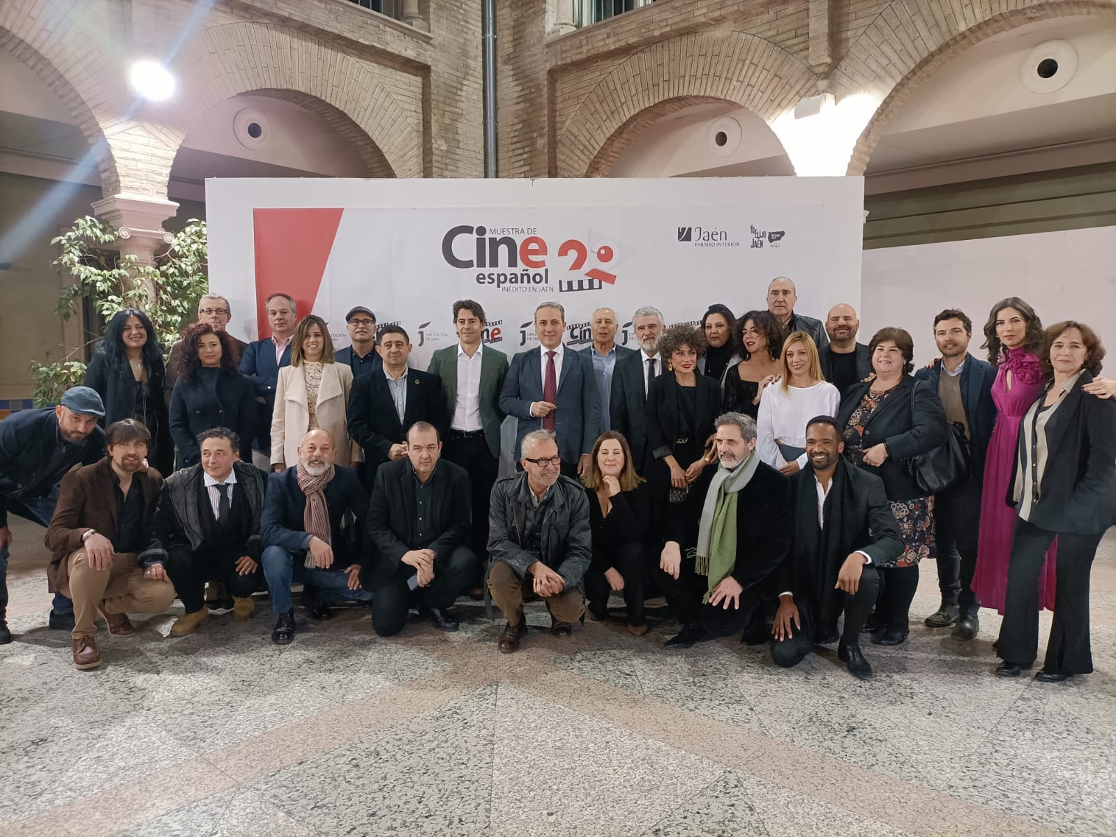 Eduardo Noriega, en el centro, durante la gala celebrada en Cazorla con motivo de la Muestra de Cine Inédito de la Diputación de Jaén.