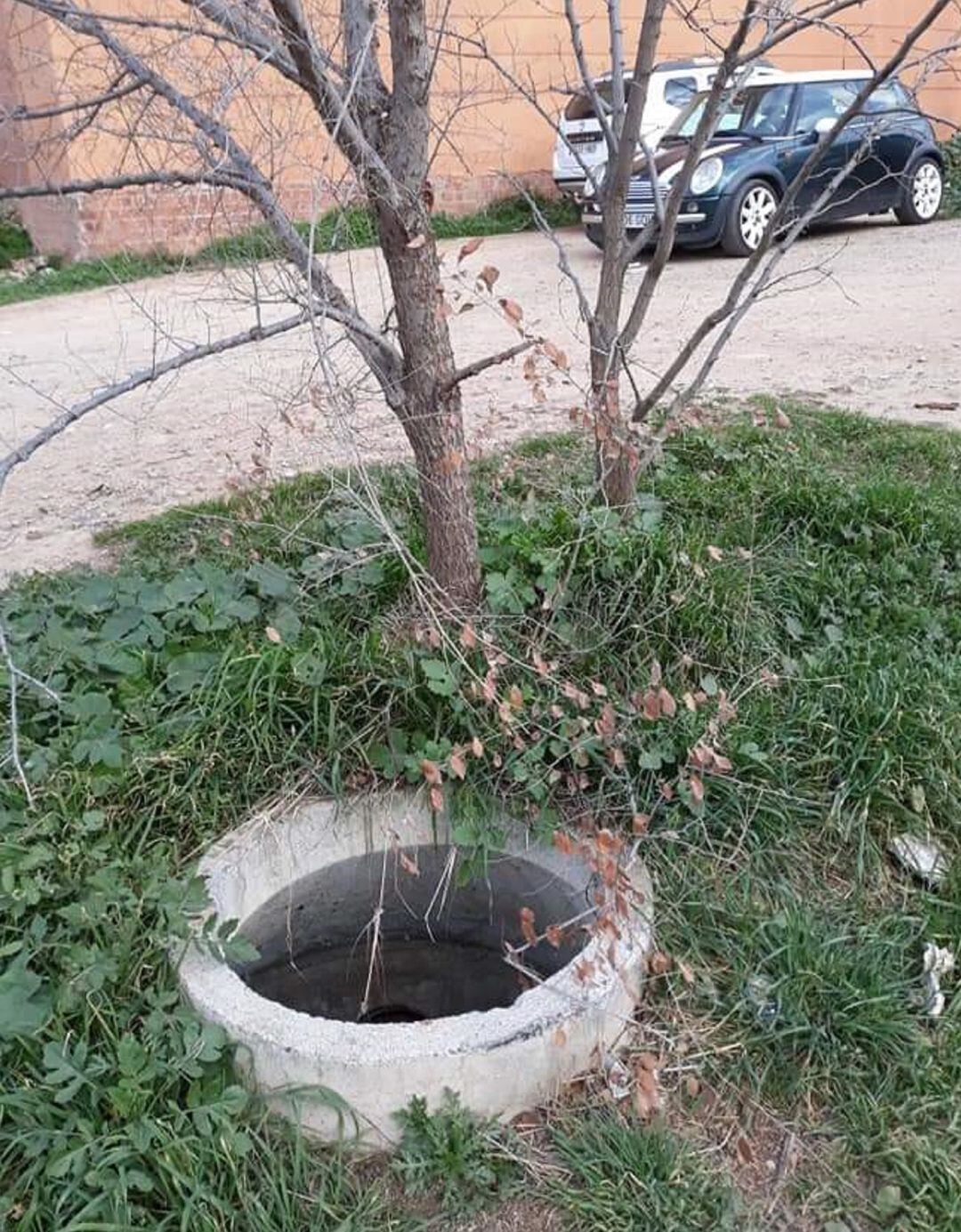 Una vecina denuncia la presencia de agujeros sin protección susceptibles de accidentes.