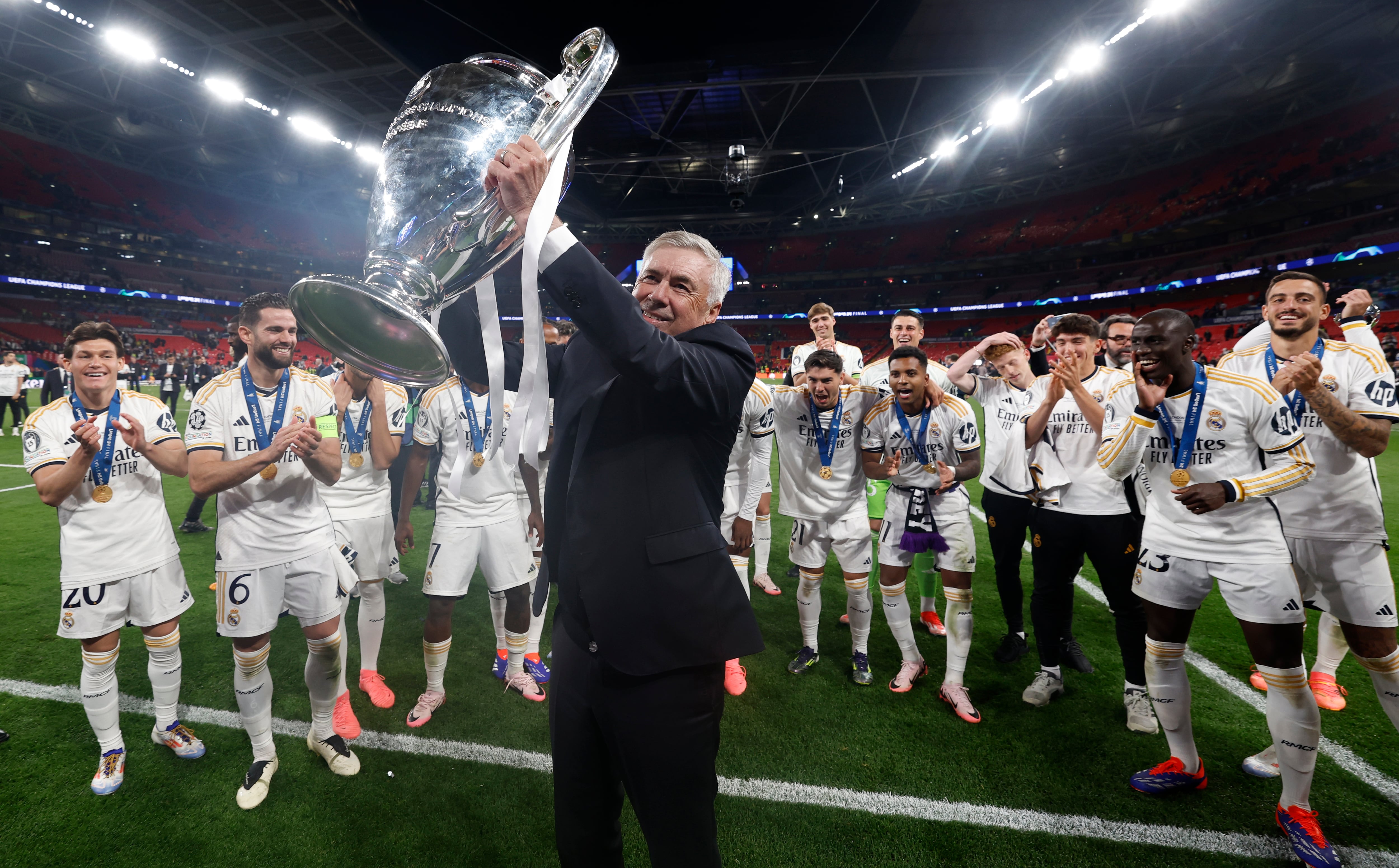 Carlo Ancelotti levantando la 15ª (Photo by Antonio Villalba/Real Madrid via Getty Images)