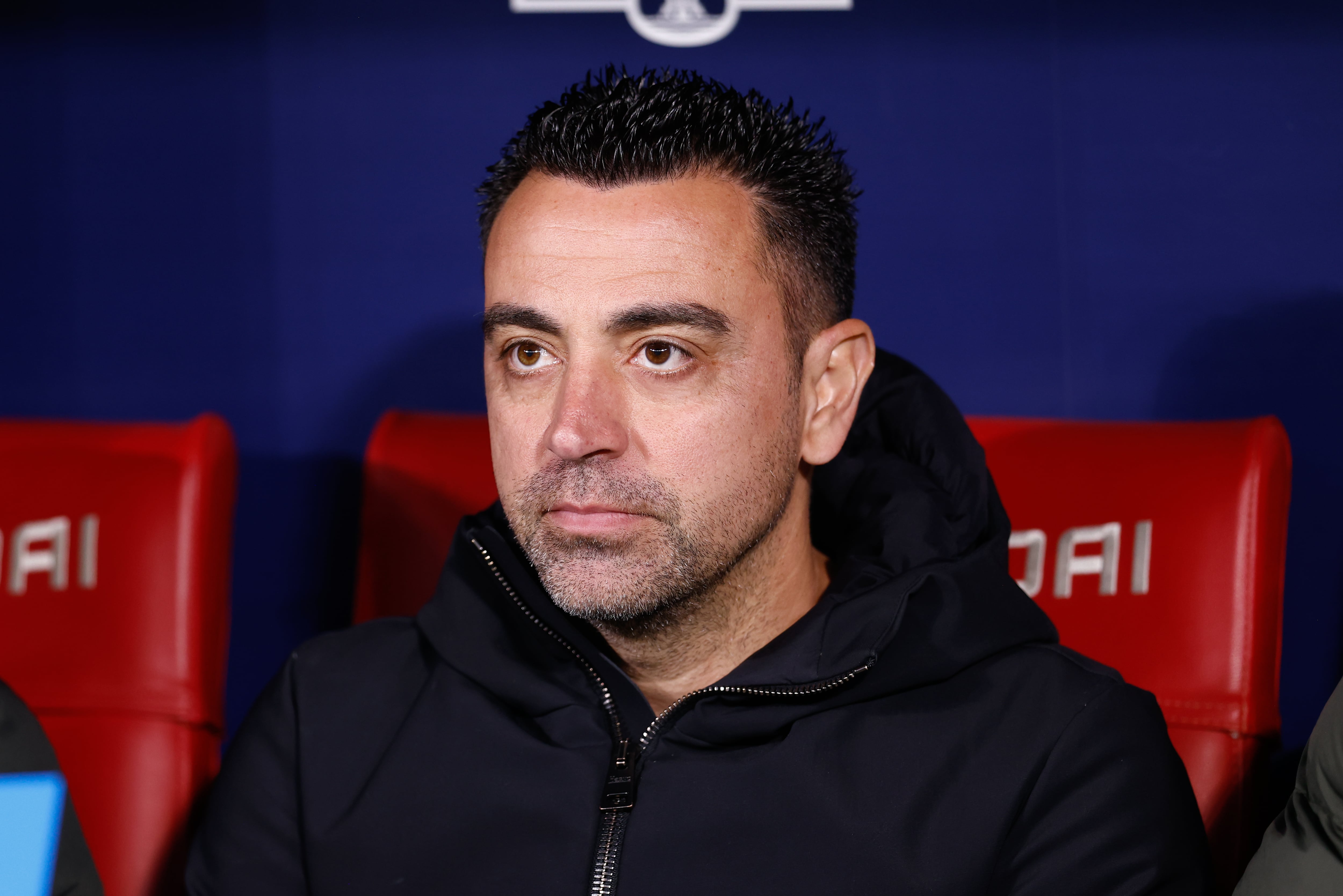 Xavi Hernández, en el banquillo del Metropolitano durante el Atlético de Madrid - Barça. (Photo By Oscar J. Barroso/Europa Press via Getty Images)