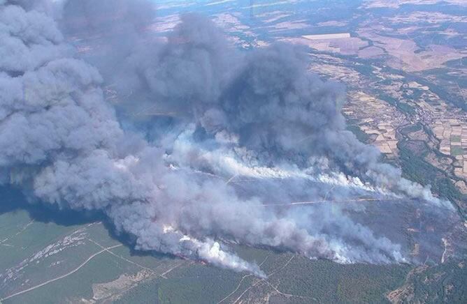 El incendio de Castrocontrigo, en el sur de León, sigue activo en nivel 1, con tres focos de acción