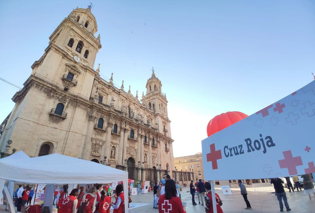 La Plaza de Santa María de Jaén capital ha sido el marco escogido por Cruz Roja para celebrar el Día de la Banderita