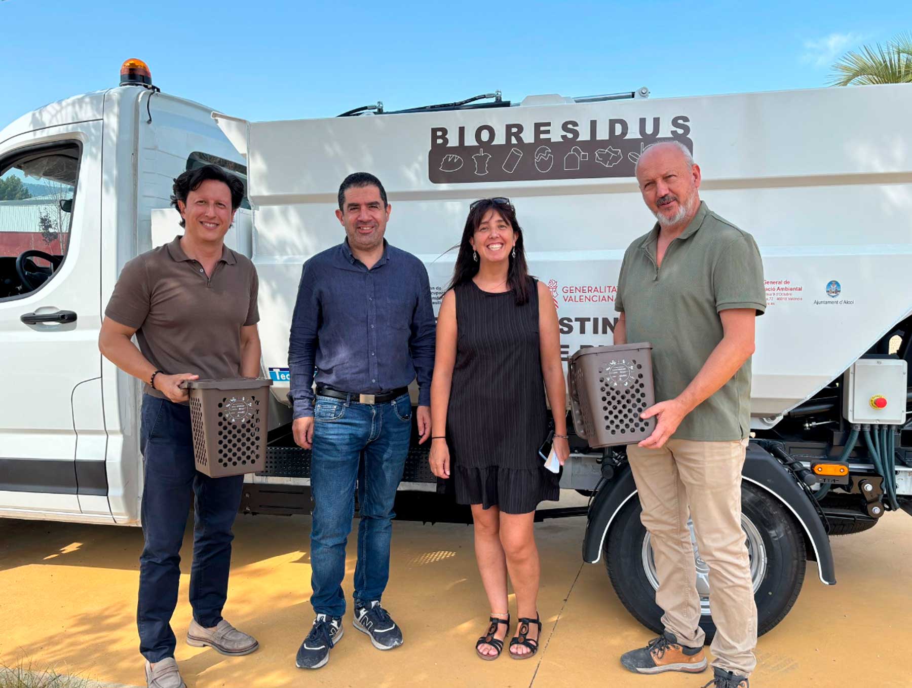 El alcalde, Toni Francés, la concejal de Medio Ambiente, Teresa Sanjuan, y el técnico, Carles Samper, con dos de los 10.000 cubos adquiridos
