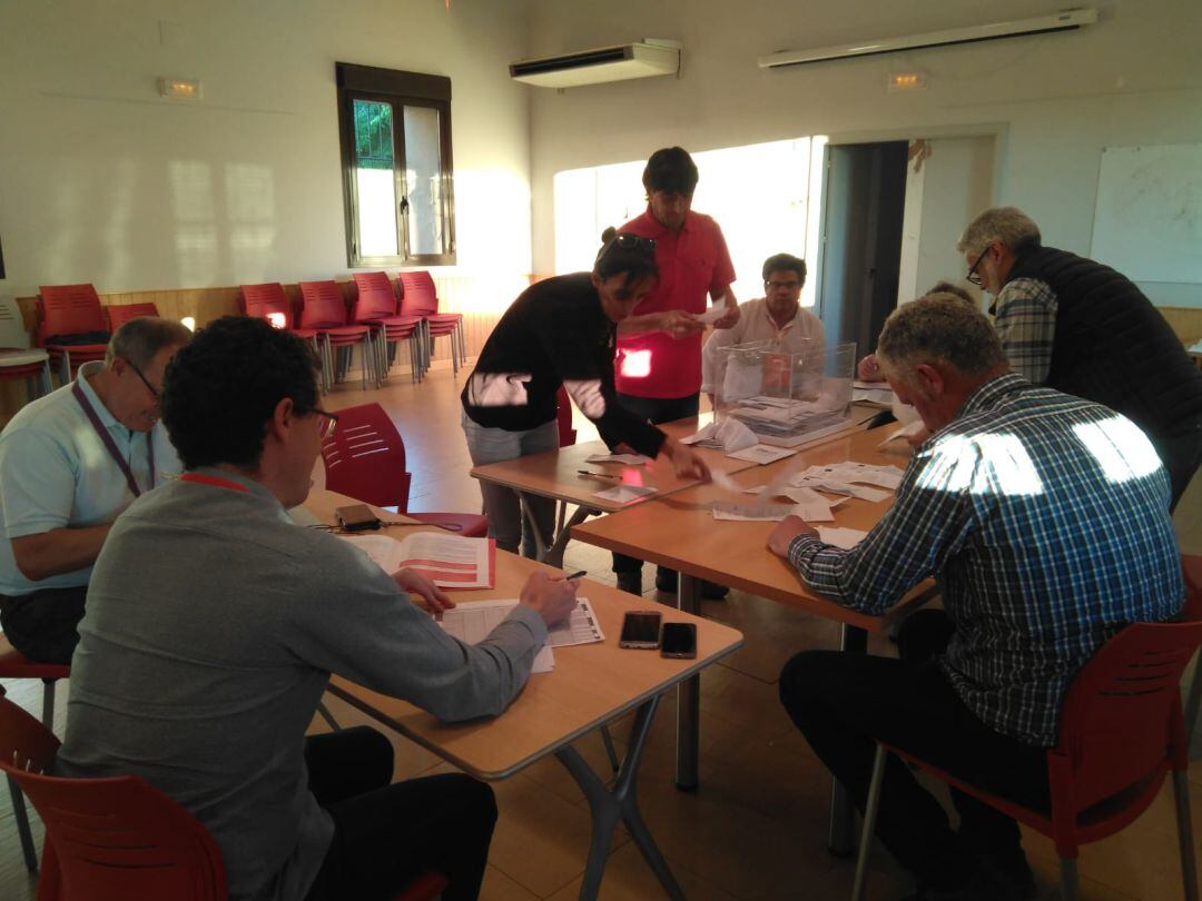 Recuento en una de las mesas electorales de la capital