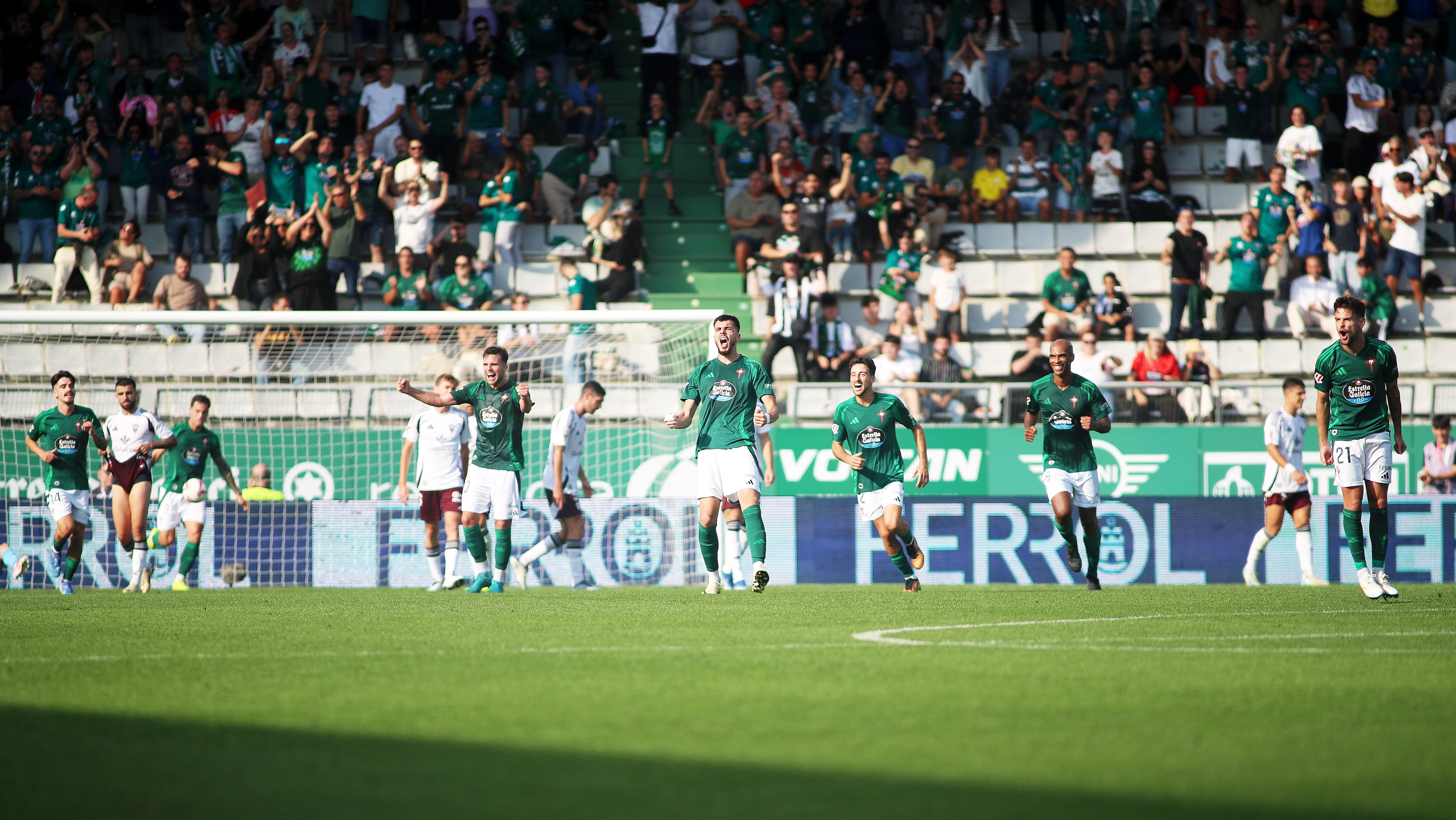 Los jugadores verdes celebran el gol de Aleksa Puric durante el Racing-Albacete en A Malata (foto: Raúl Lomba / Cadena SER)