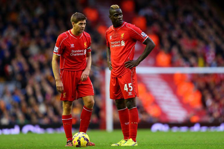 Steven Gerrard, junto a Mario Balotelli