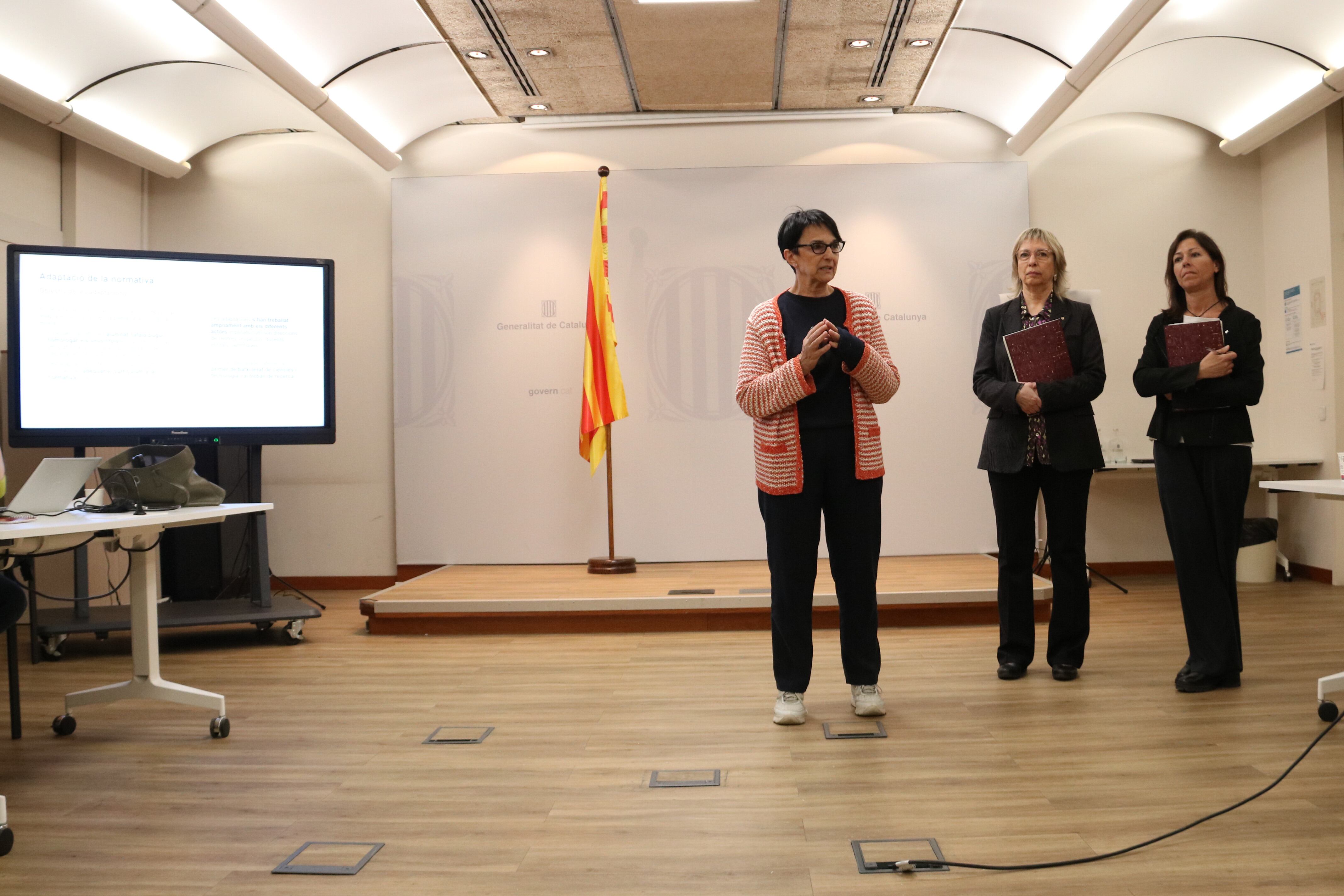 La secretària de Millora Educativa, Pepín Beltrán, la directora general del Departament d'Educació, Teresa Sambola, i la directora general de Currículum, Mercè Andreu. Autor: María Belmez