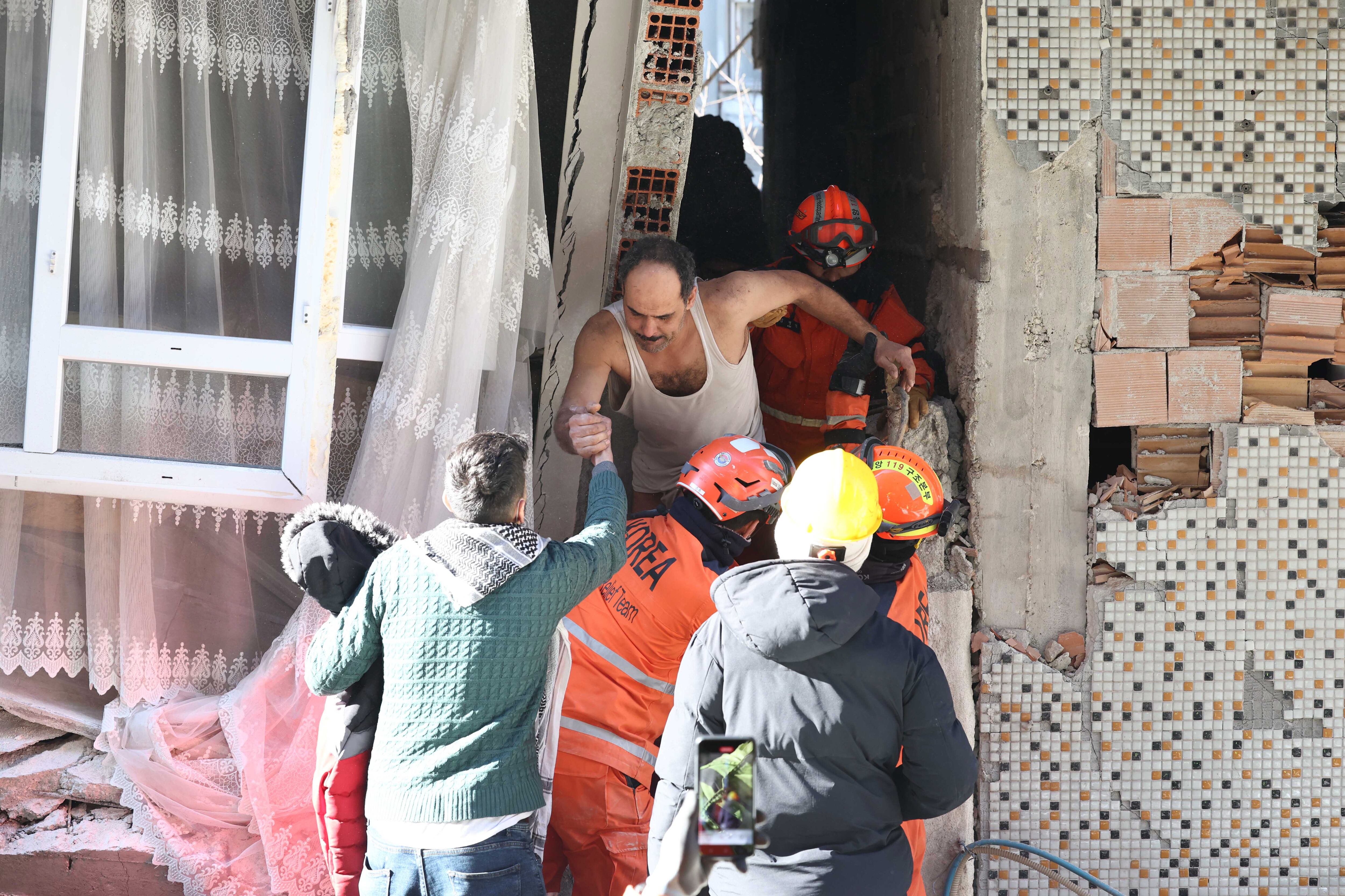 Antakya (Turkey), 09/02/2023.- Members of a South Korean disaster relief team rescue a man in Antakya, Hatay province, Turkey, 09 February 2023, after a deadly 7.8 magnitude earthquake hit Turkey and Syria on 06 February. (Terremoto/sismo, Corea del Sur, Siria, Turquía) EFE/EPA/YONHAP SOUTH KOREA OUT
