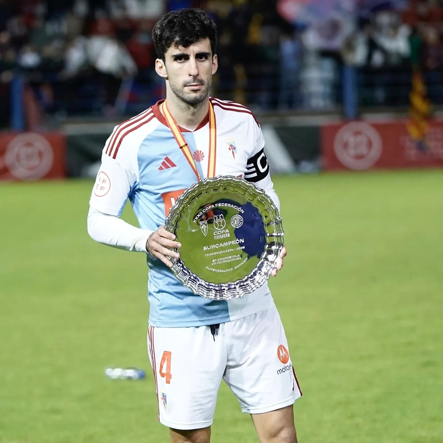 Álvaro Casas, capitán del Compos, sostiene el trofeo de sub-campeón de la Copa RFEF (Foto de Nacho Castaño)