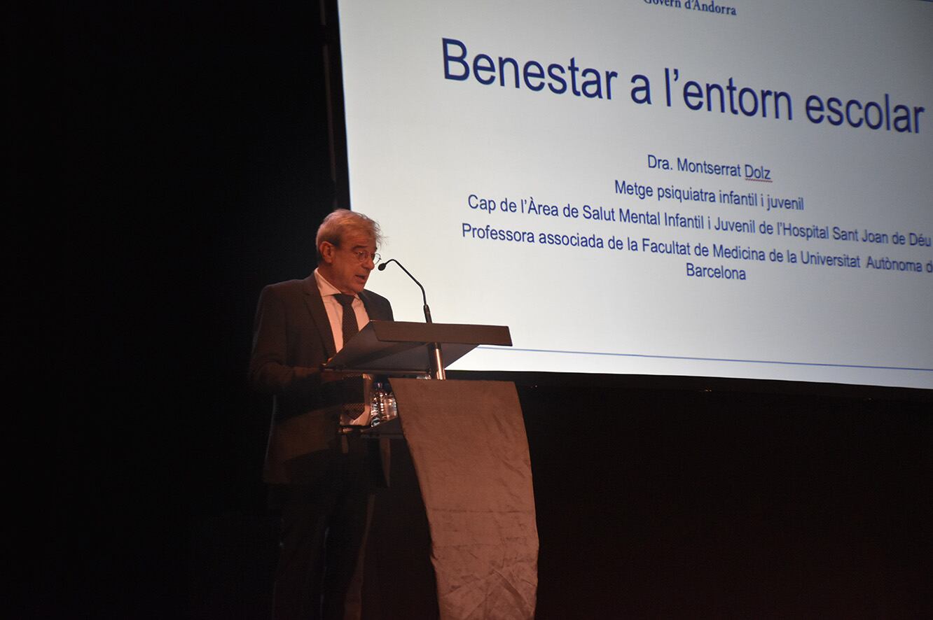 El ministre de Relacions Institucionals i Educació, Ladislau Baró, a la sala polivalent del Prat del Roure durant l'obertura oficial del curs acadèmic 2024-2025.