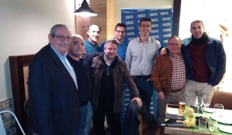 De izquierda a derecha, José Antonio Domínguez, Javier León, Santi Ortega, Fran Ronquillo, Javier Domínguez, junto al primero propietario del Restaurante Keycha, Manolo Aguilar, Rafael Sierra y Florencio Ordóñez