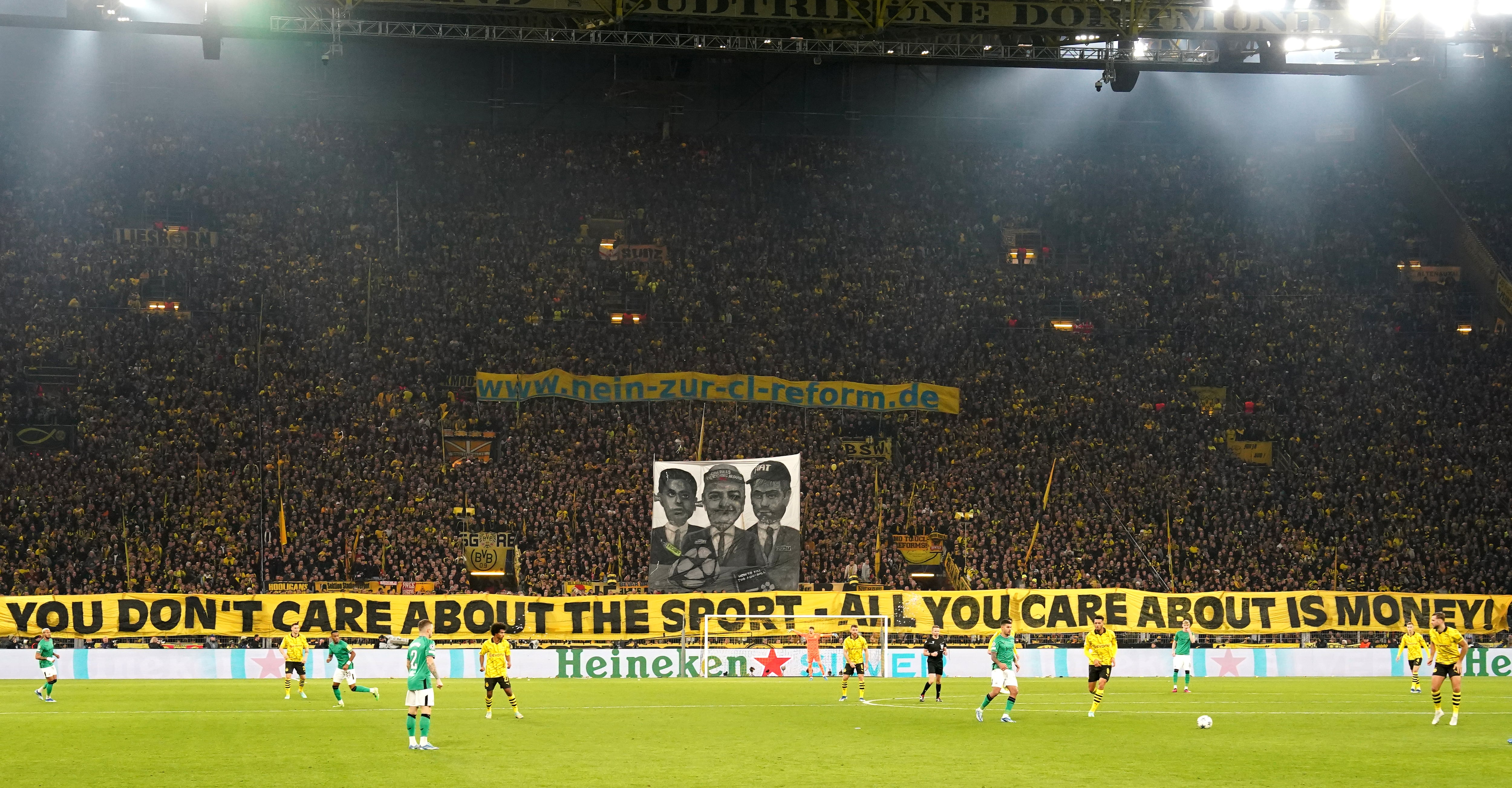 El tifo de la hinchada del Dortmund contra la FIFA, Agnelli y el capital saudí en el partido frente al Newcastle. (Nick Potts/PA Images via Getty Images)