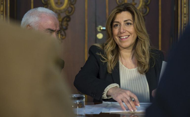 GRA285. SEVILLA, 20/01/2015.- La presidenta de la Junta de Andalucía, Susana Díaz, sonríe junto al consejero de Educación, Luciano Alonso (i) durante la reunión celebrada esta tarde en el Palacio de San Telmo, sede del ejecutivo en Sevilla, con representantes de Asociación Andaluza de Directores y Directoras de Centros Públicos de Educación Infantil, Primaria y Residencias Escolares. EFE/Julio Muñoz