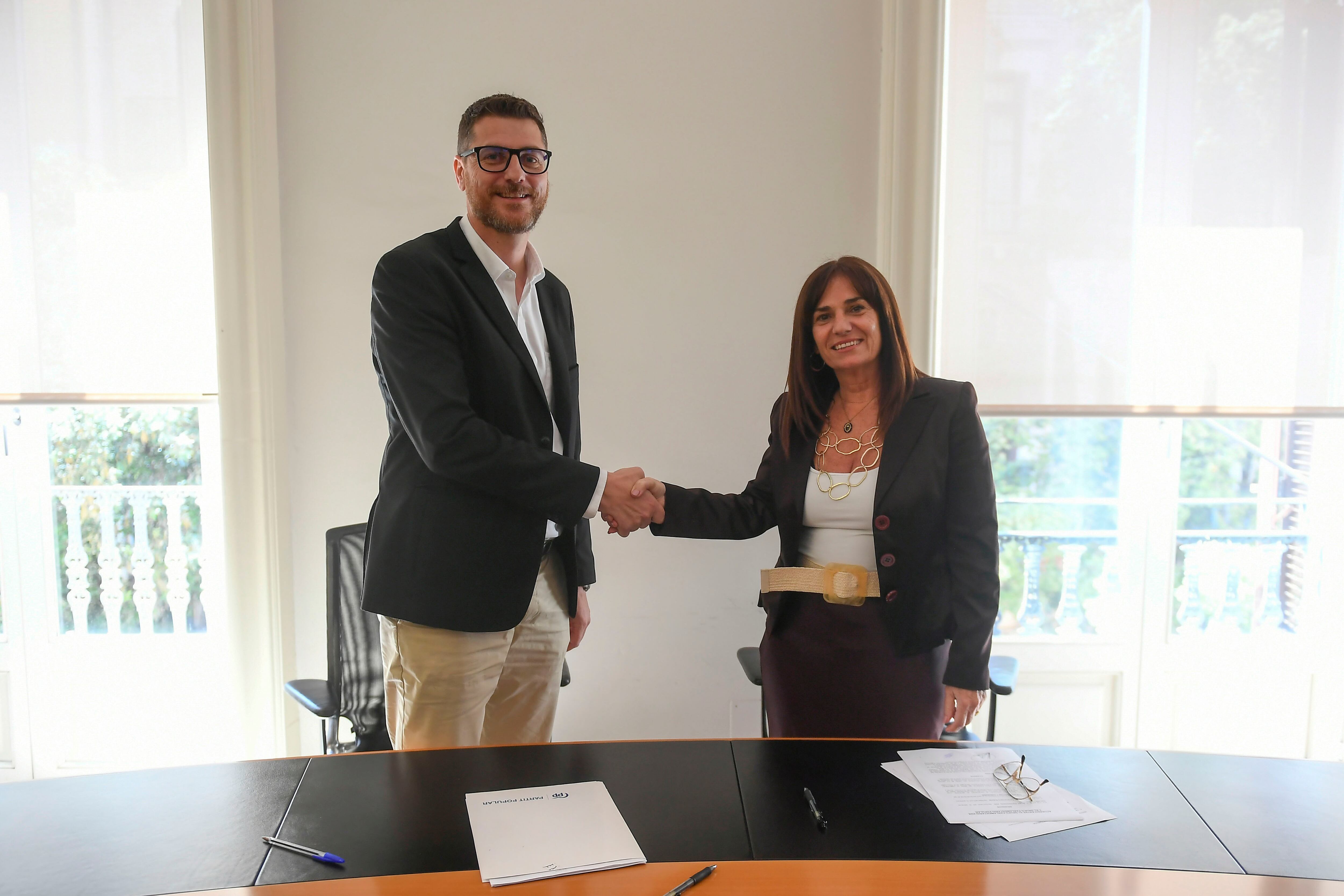 El portavoz del PP en el Parlament, Sebastià Sagreras (i) y la portavoz de Vox, Manuela Cañadas (d), en la firma del acuerdo.