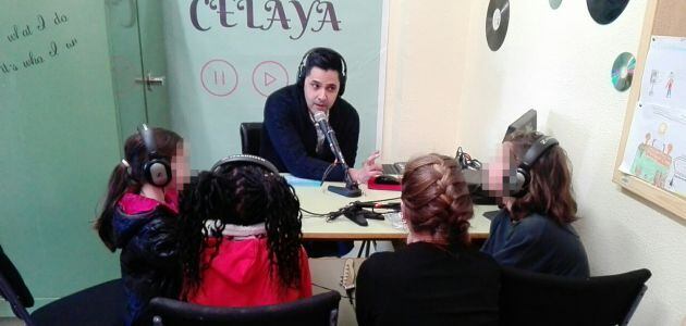 Conexión en directo con Onda Celaya, la radio del Colegio Público Gabriel Celaya de Móstoles