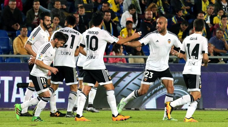 Los jugadores del Valencia celebran el gol marcado por el delantero Rodrigo Moreno