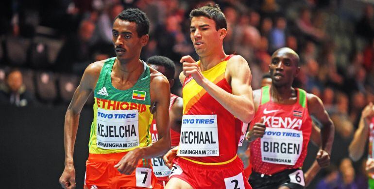 El atleta español Adel Mechaal (centro), y el etíope Yomif Kejelcha (izda) compiten en la ronda clasificatoria