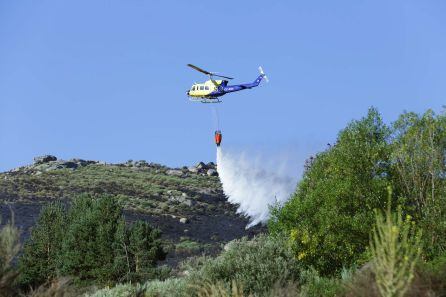 Un helicóptero refresca una zona quemada en nuestra provincia, en una imagen de archivo