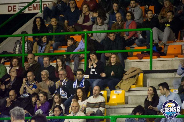 Afición del Club Ourense Baloncesto, en una grada del Pazo, siguiendo a su equipo