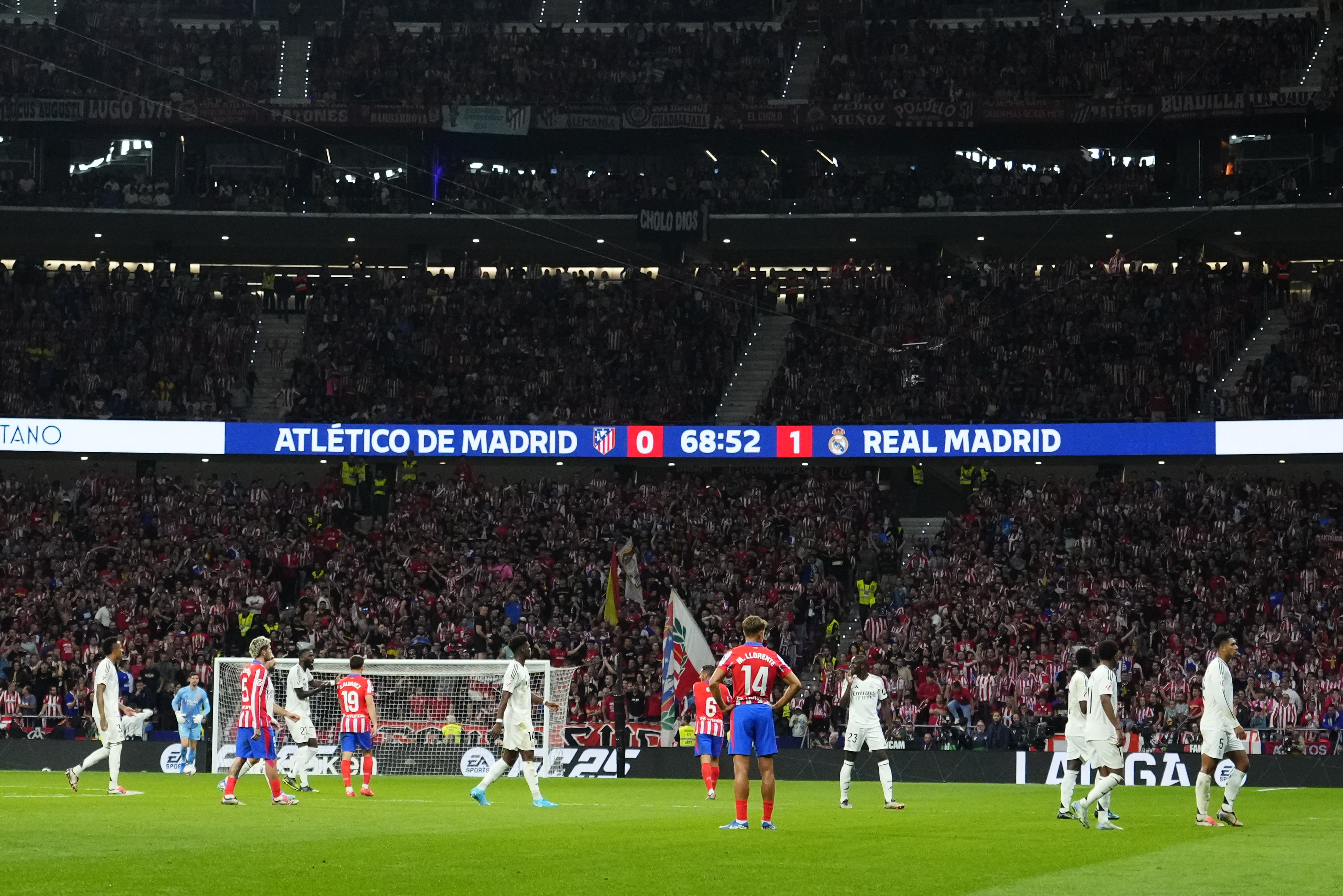 Los jugadores de Atlético y Real Madrid, tras la suspensión. (Jose Hernandez/Anadolu via Getty Images).