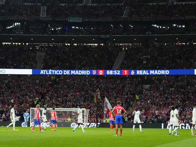 Los jugadores de Atlético y Real Madrid, tras la suspensión. (Jose Hernandez/Anadolu via Getty Images).