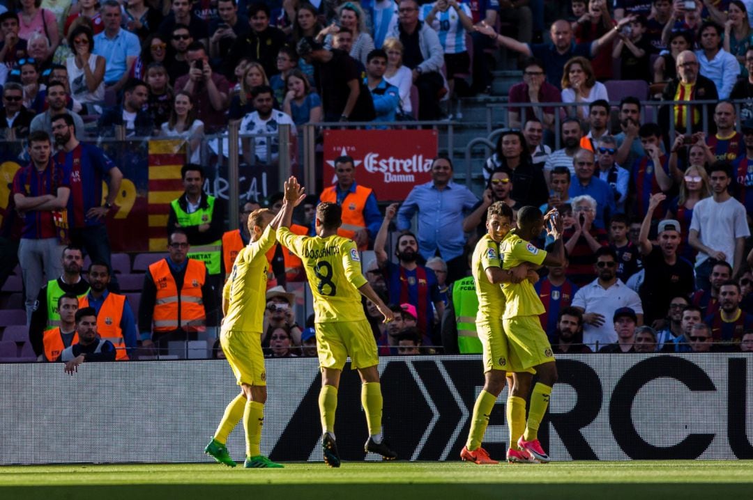 Bakambu celebrando un gol en el Camp Nou