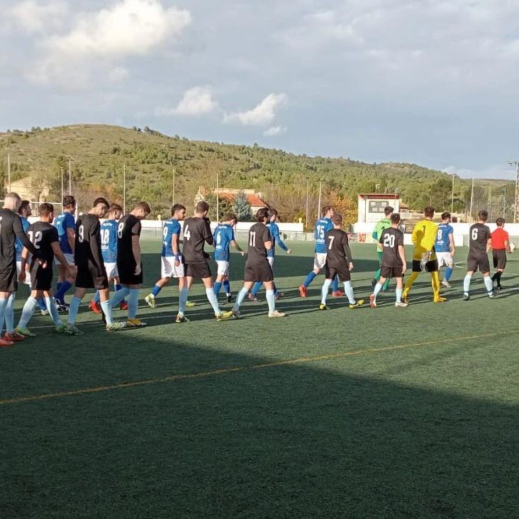 Los equipos salen al campo de juego