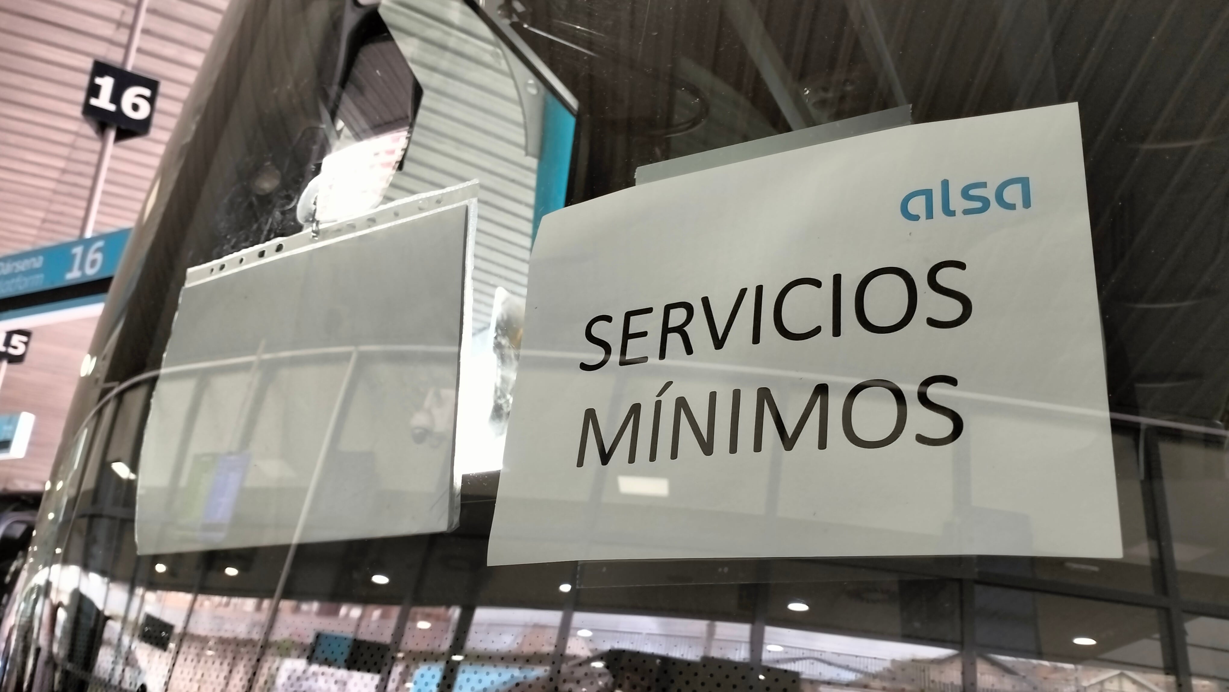 Autobús de la empresa ALSA con el cartel de Servicios Mínimos