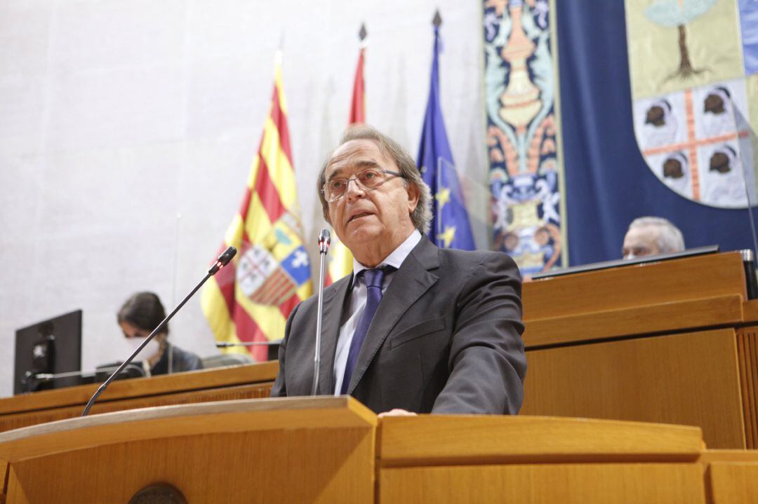 El consejero de Hacienda, Carlos Pérez Anadón, durante su intervención en el parlamento autonómico 