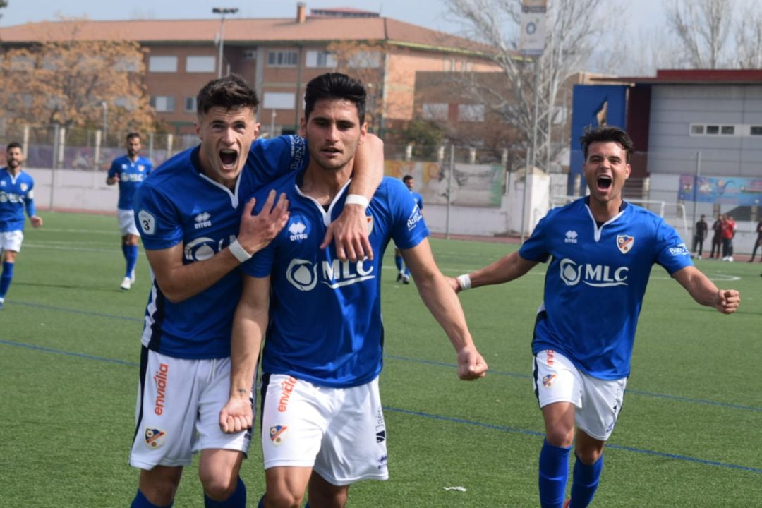 Chinchilla y Lara, autores de los goles, se abrazan delante de Iván Sales