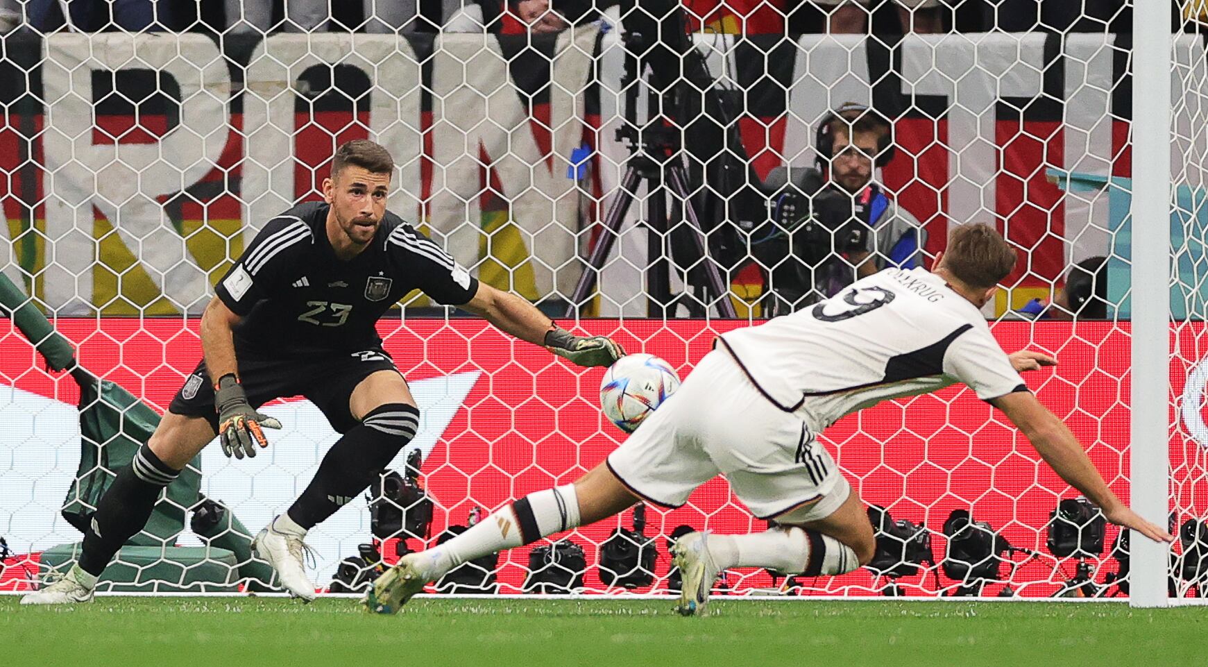 Al Khor (Qatar), 27/11/2022.- Niclas Fuellkrug (R) of Germany in action against Spain&#039;s goalkeeper Unai Simon (L) during the FIFA World Cup 2022 group E soccer match between Spain and Germany at Al Bayt Stadium in Al Khor, Qatar, 27 November 2022. (Mundial de Fútbol, Alemania, España, Catar) EFE/EPA/Friedemann Vogel
