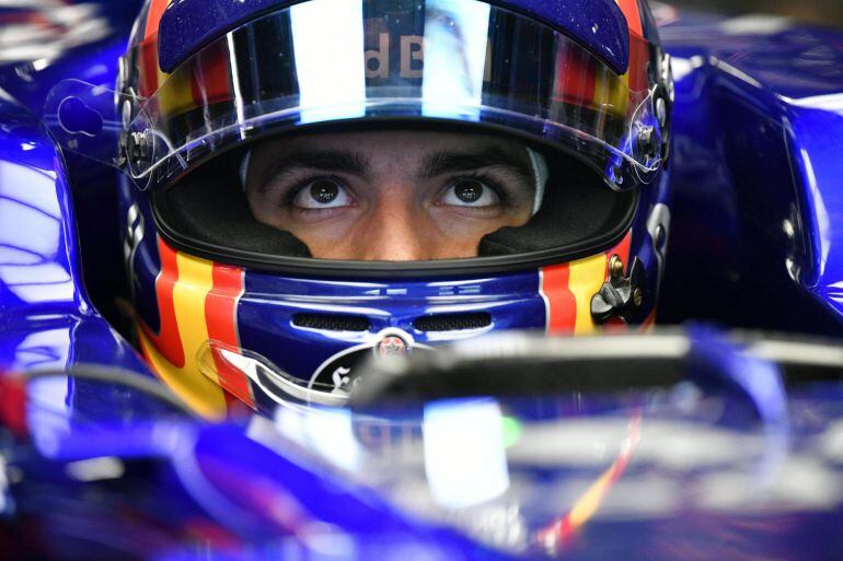 Vista del piloto español de Fórmula Uno Carlos Sainz, de la escudería Toro Rosso, sentado en su coche.