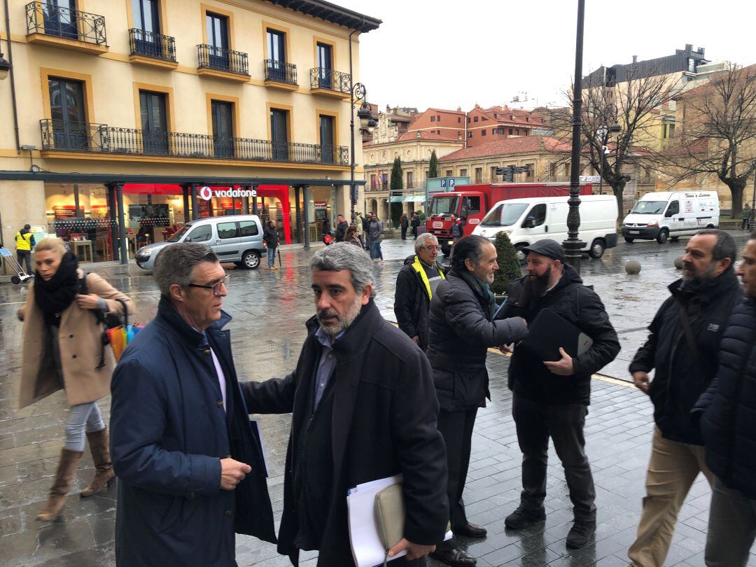 El presidente de la Fele y el responsable de CCOO en León se saludan antes de entrar a la primera reunión de la mesa por León