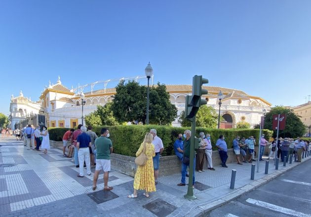 Largas colas en las taquillas de la plaza de toros de Sevilla