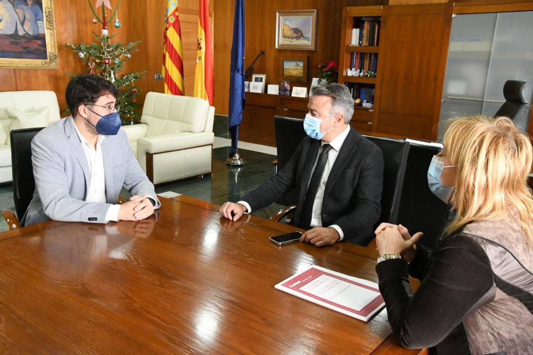 Reunión entre el alcalde, José Chulvi, y la concejala de Urbanismo, Pepa Gisbert, y el secretario autonómico de vivienda, Alejandro Aguilar.