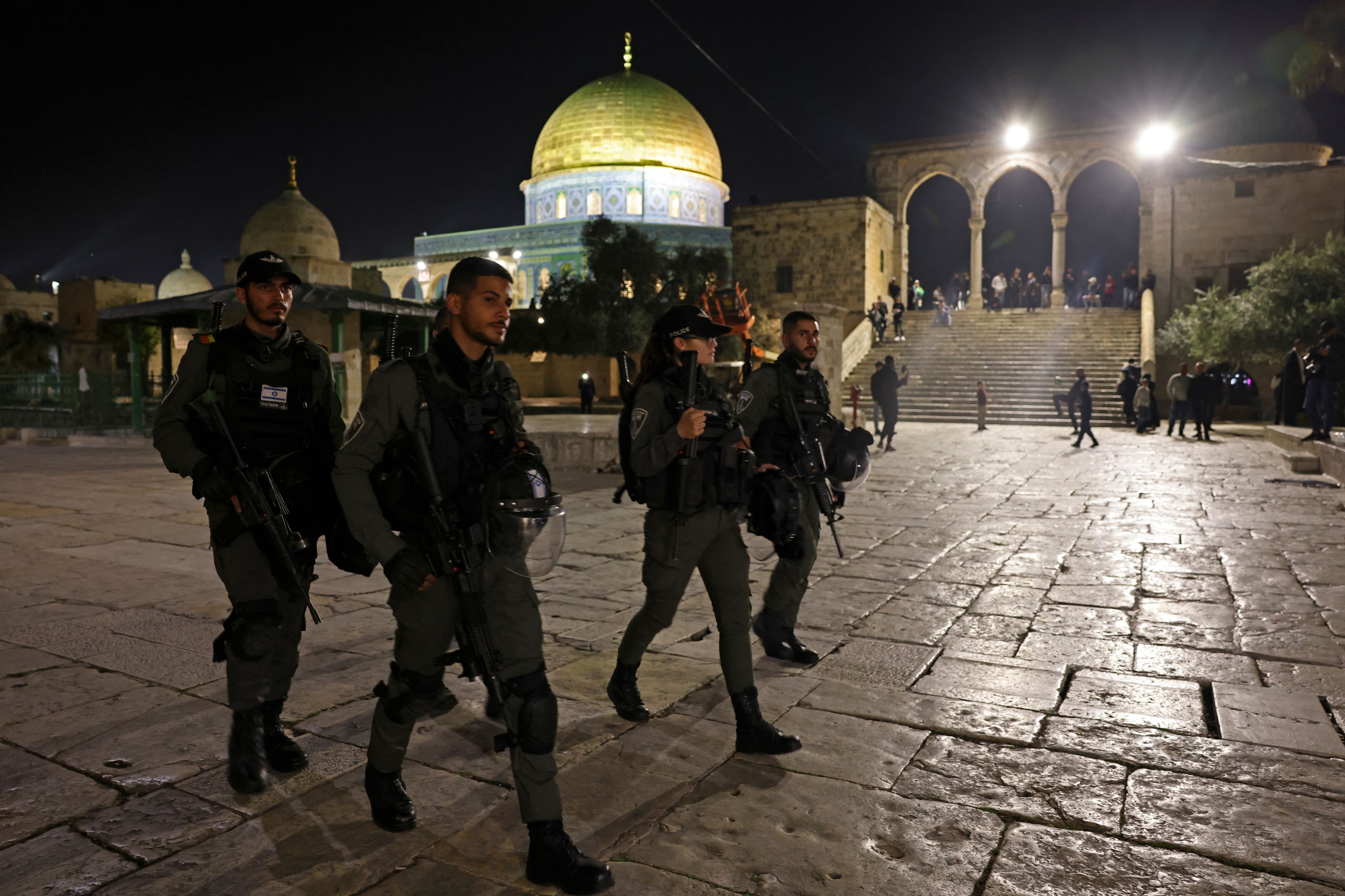 Fuerzas de seguridad israelíes patrullan la ciudad este sábado