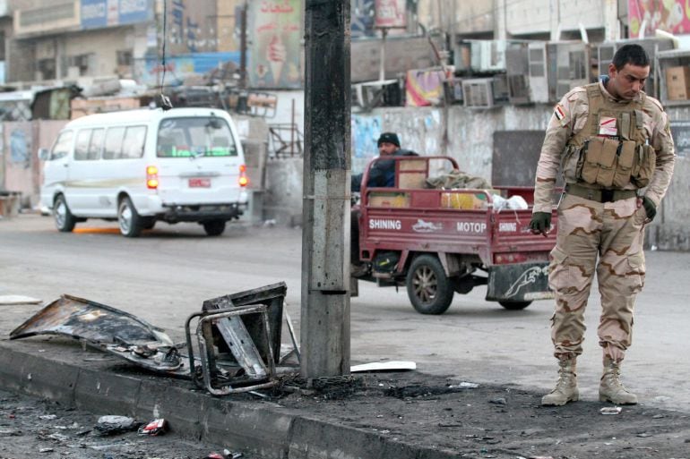 Un soldado iraquí, tras explotar una bomba en Sadr, al norte de Bagdad