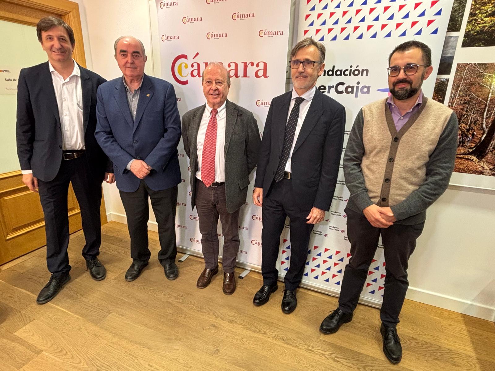 Responsables de la Cámara de Comercio, Ibercaja y la Universidad de Zaragoza en la presentación de los informes económicos de la provincia de Huesca