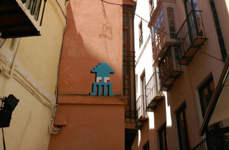 Así era la figura del artista francés Invader, El Pulpo, en el Palacio de Salinas